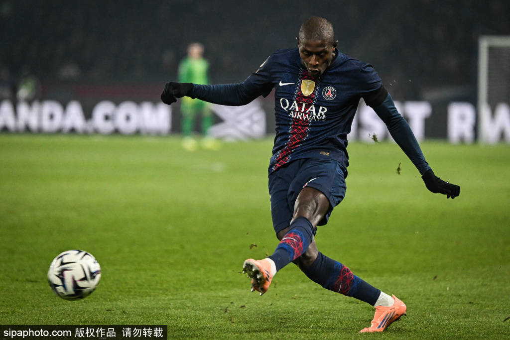 欧冠小组赛：梅西与哈兰德的巅峰对决，谁将成为赛季的传奇？